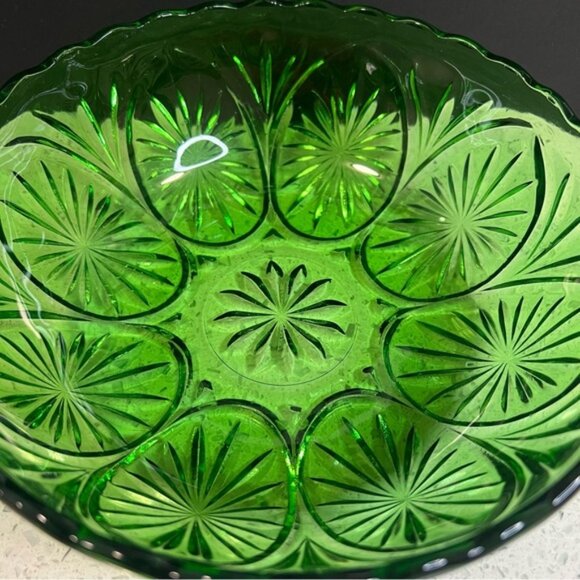 Vintage Anchor Hocking Medallion Press Cut Green Glass Large Berry Veg Bowl 8 - Picture 2 of 9